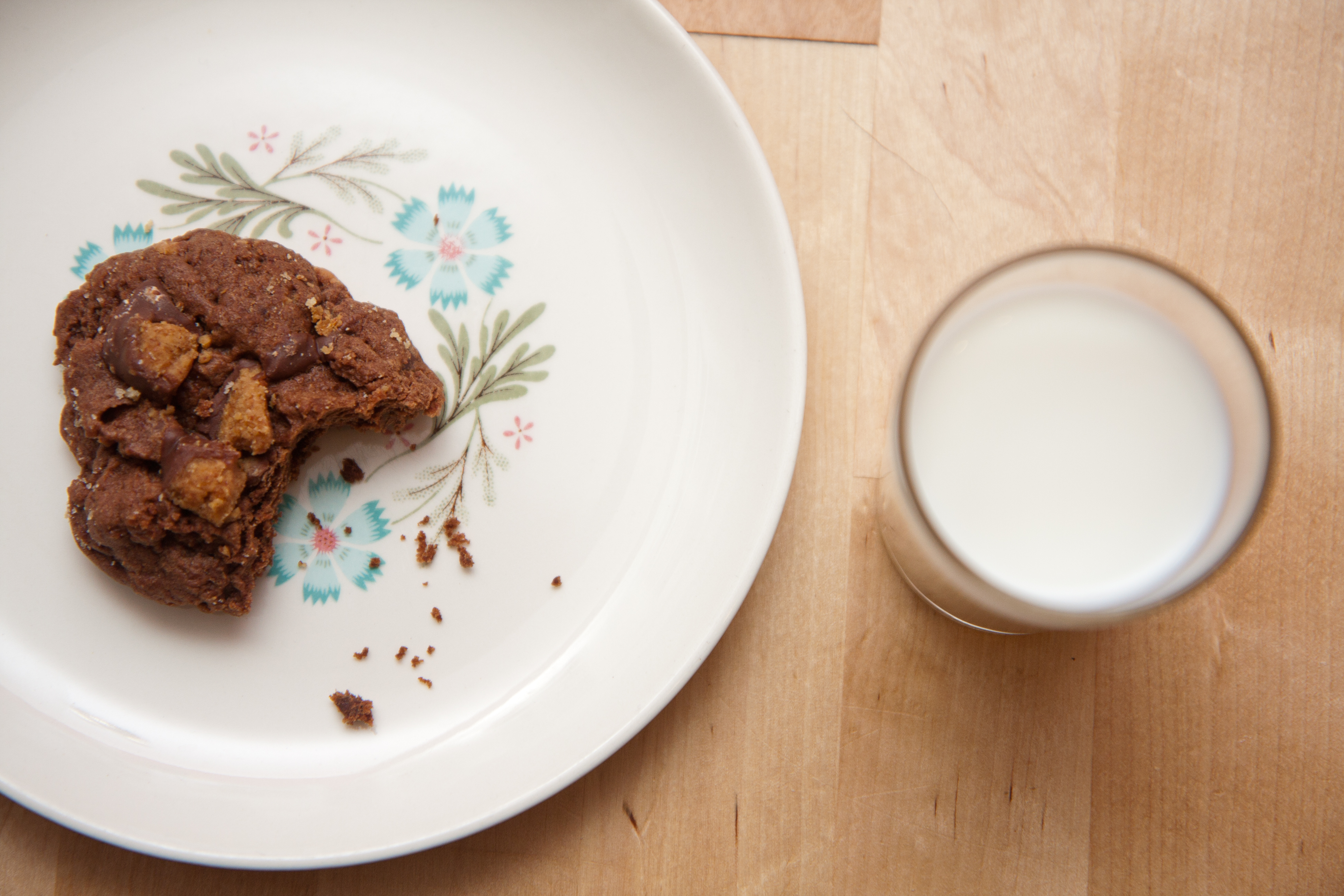 chocolate peanut butter cookie n milk